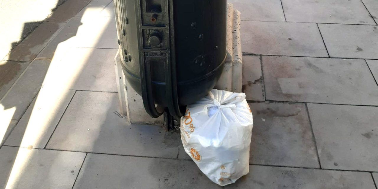 Alcoi tramita sancions per tirar deixalles a la via pública i deixar residus fora dels contenidors